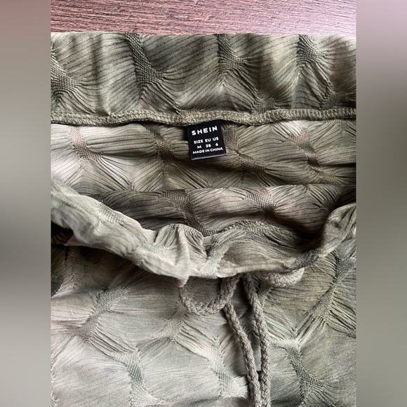 Women's Clothing Bundle: 10 Summer Items
Dress,Blouse,Tank Top,Crop Top,Size M - Picture 4 of 10